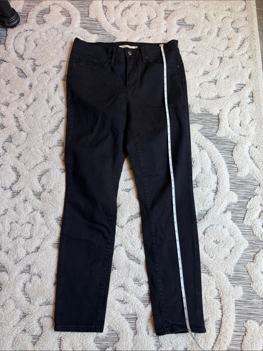 Levi's Black Skinny Jeans — Classic Slim Fit